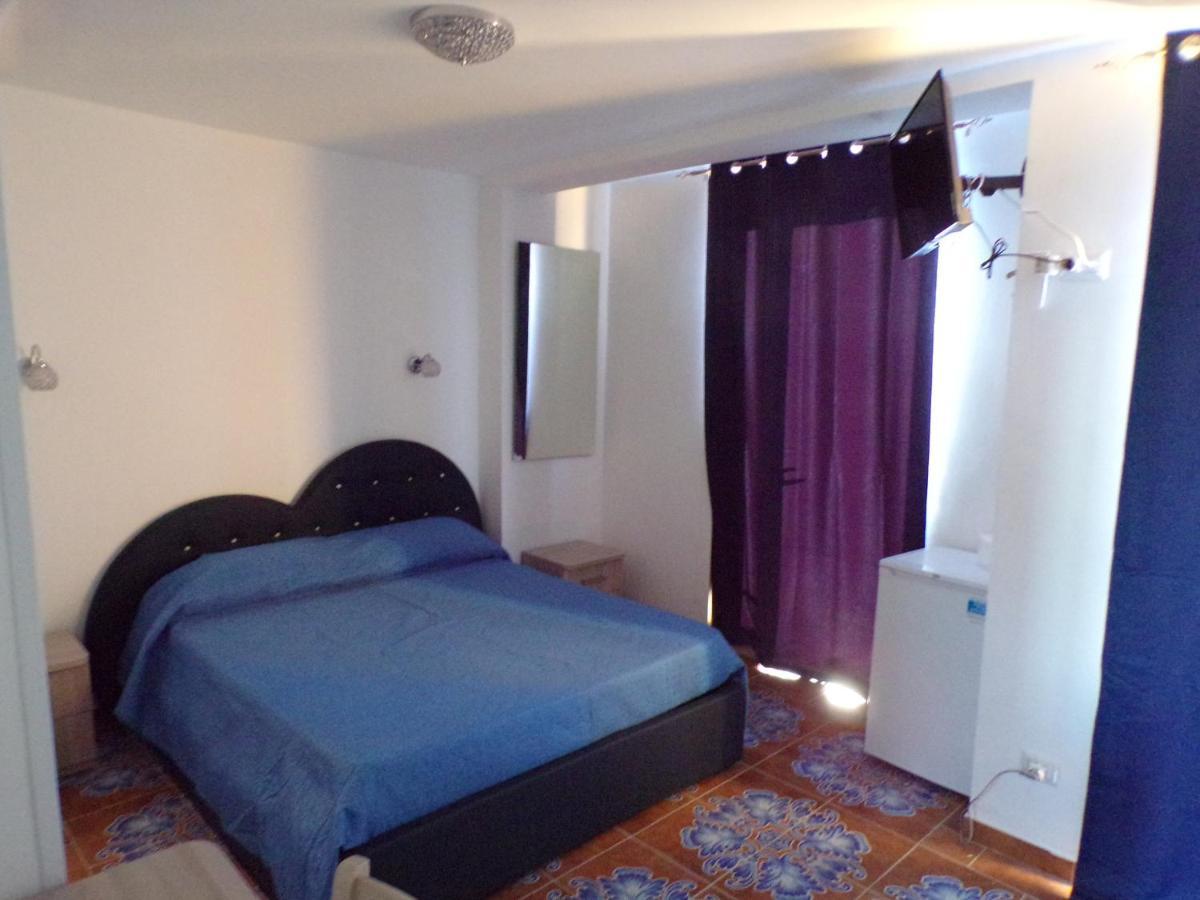 Nuova Aurora Rent Rooms Roccalumera Bagian luar foto