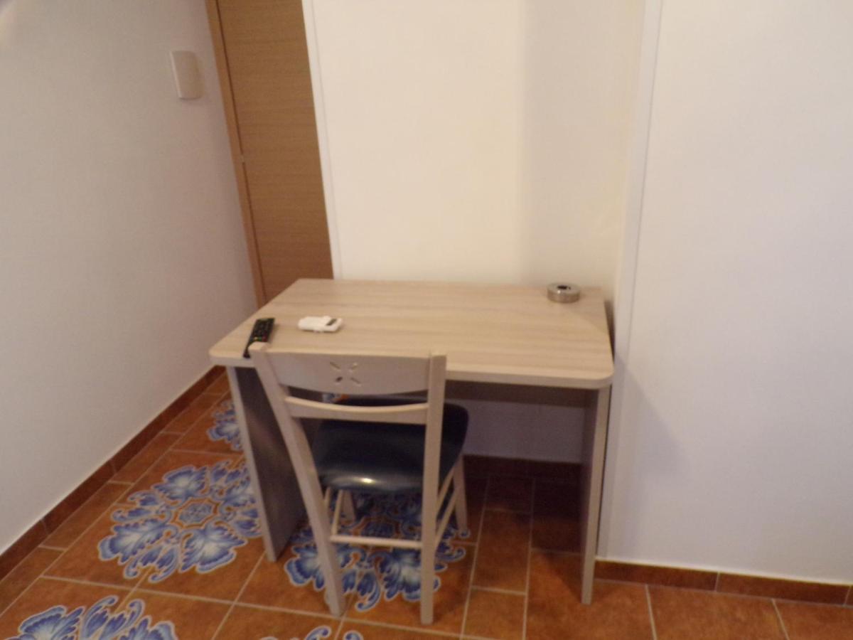 Nuova Aurora Rent Rooms Roccalumera Bagian luar foto