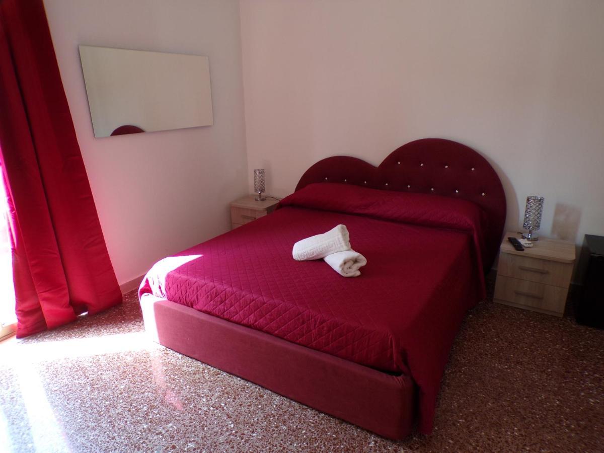 Nuova Aurora Rent Rooms Roccalumera Bagian luar foto