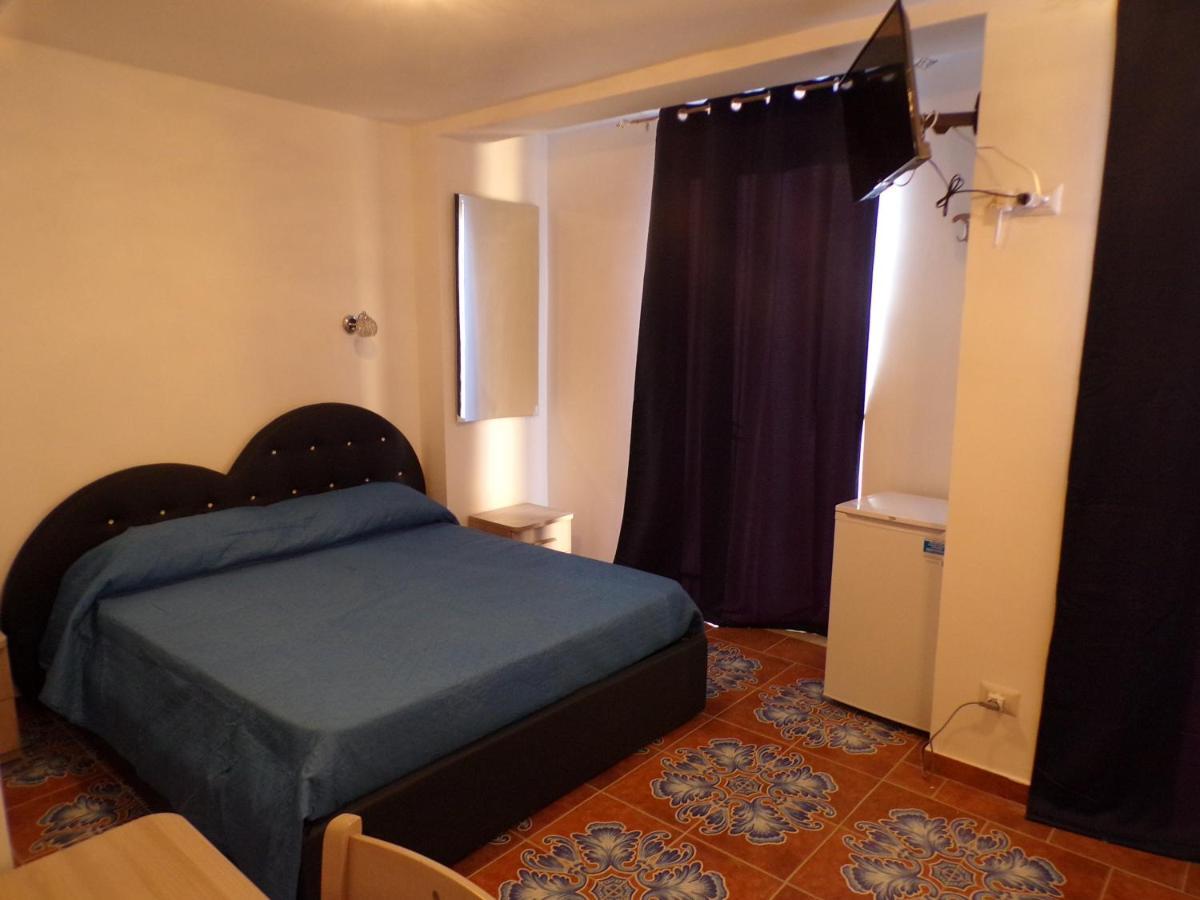 Nuova Aurora Rent Rooms Roccalumera Bagian luar foto
