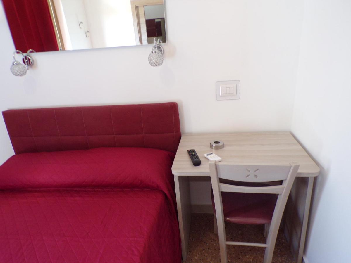 Nuova Aurora Rent Rooms Roccalumera Bagian luar foto