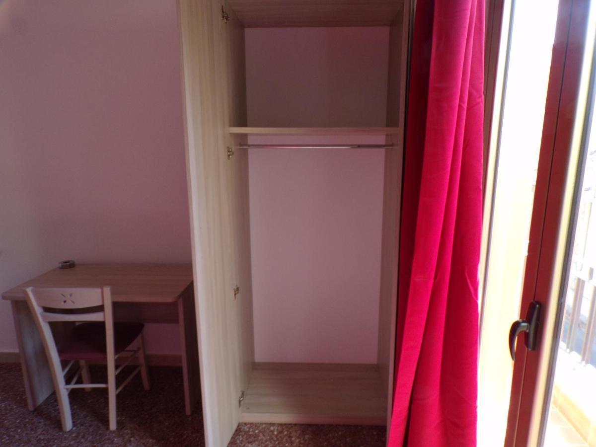 Nuova Aurora Rent Rooms Roccalumera Bagian luar foto