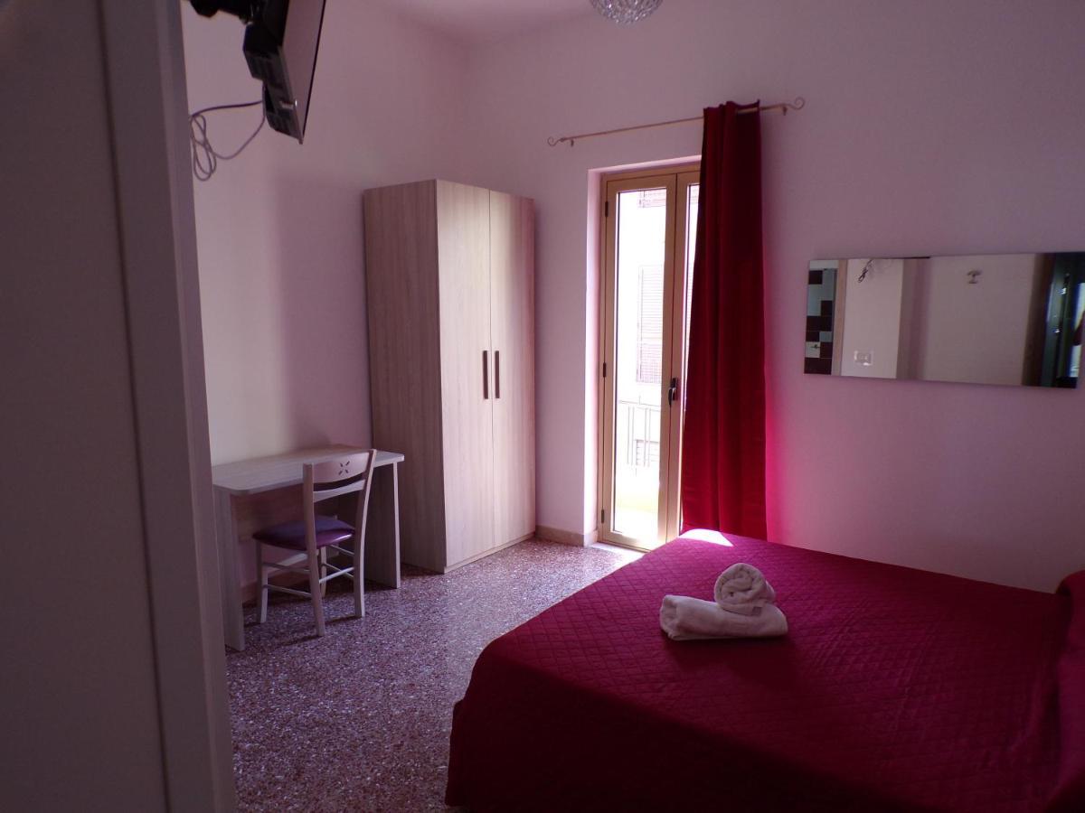 Nuova Aurora Rent Rooms Roccalumera Bagian luar foto