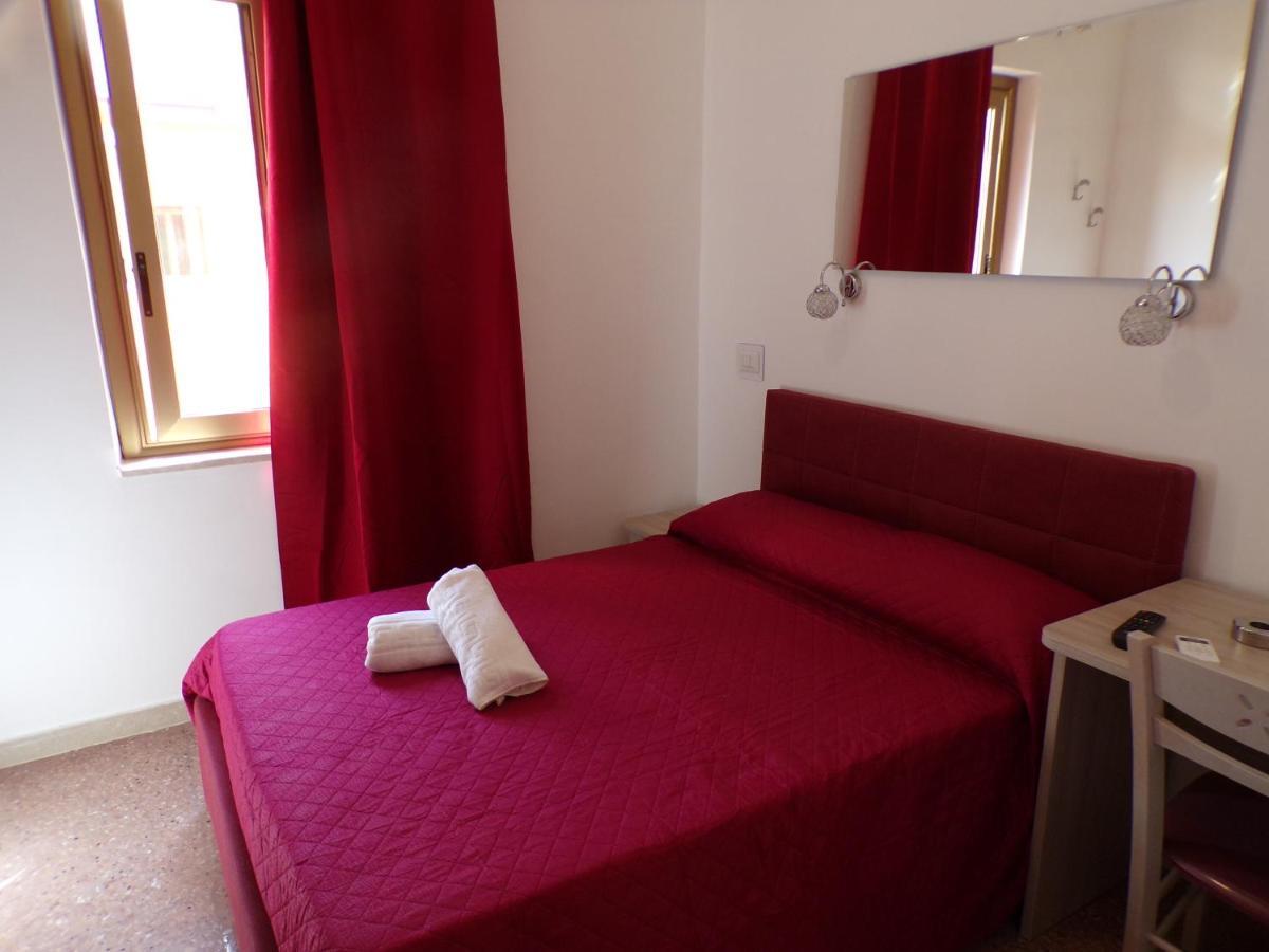 Nuova Aurora Rent Rooms Roccalumera Bagian luar foto