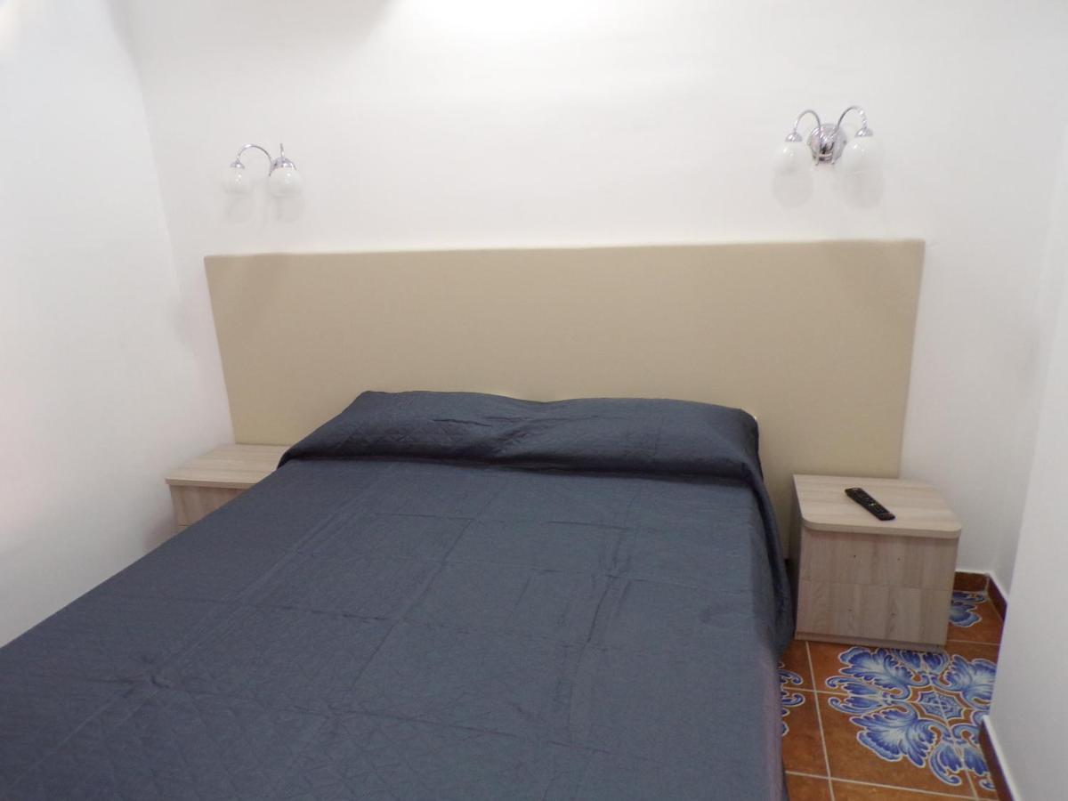 Nuova Aurora Rent Rooms Roccalumera Bagian luar foto