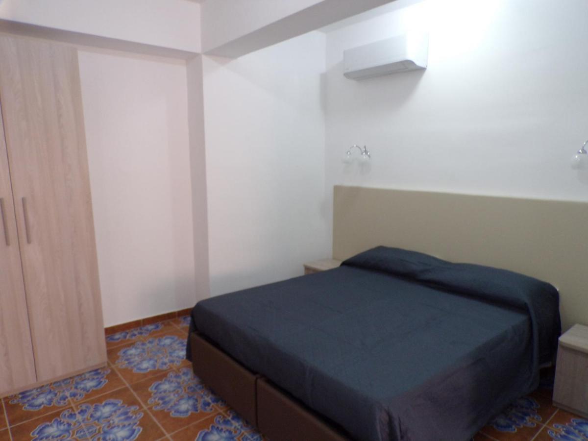 Nuova Aurora Rent Rooms Roccalumera Bagian luar foto
