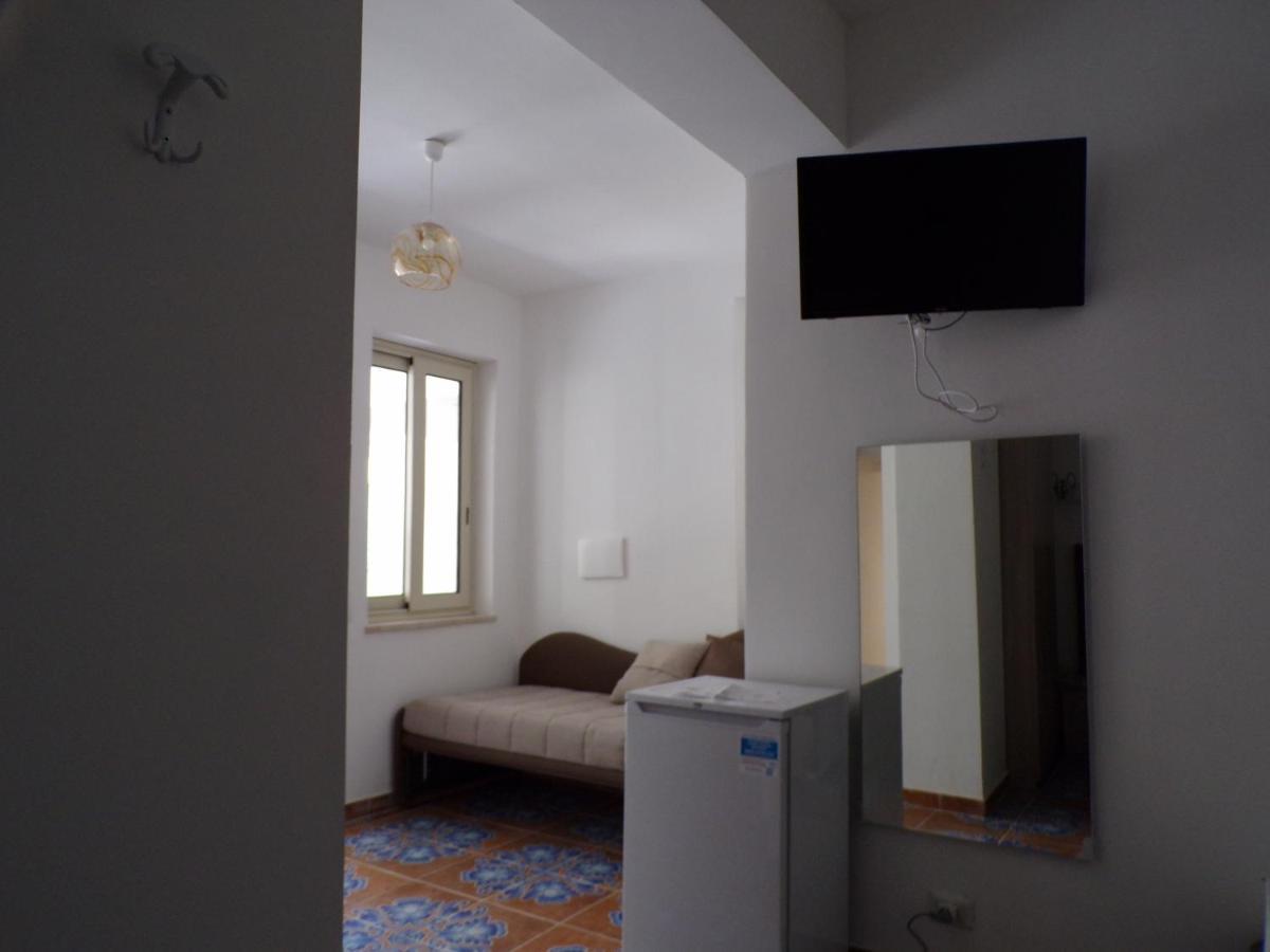 Nuova Aurora Rent Rooms Roccalumera Bagian luar foto