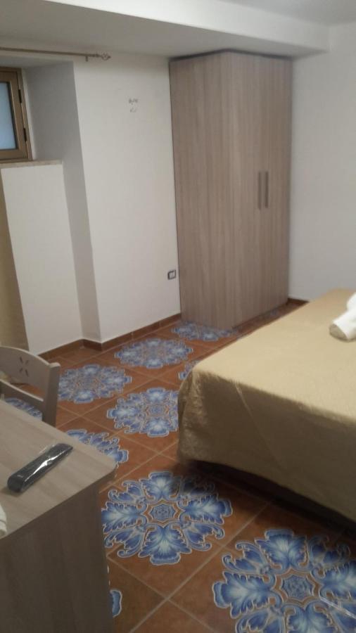 Nuova Aurora Rent Rooms Roccalumera Bagian luar foto