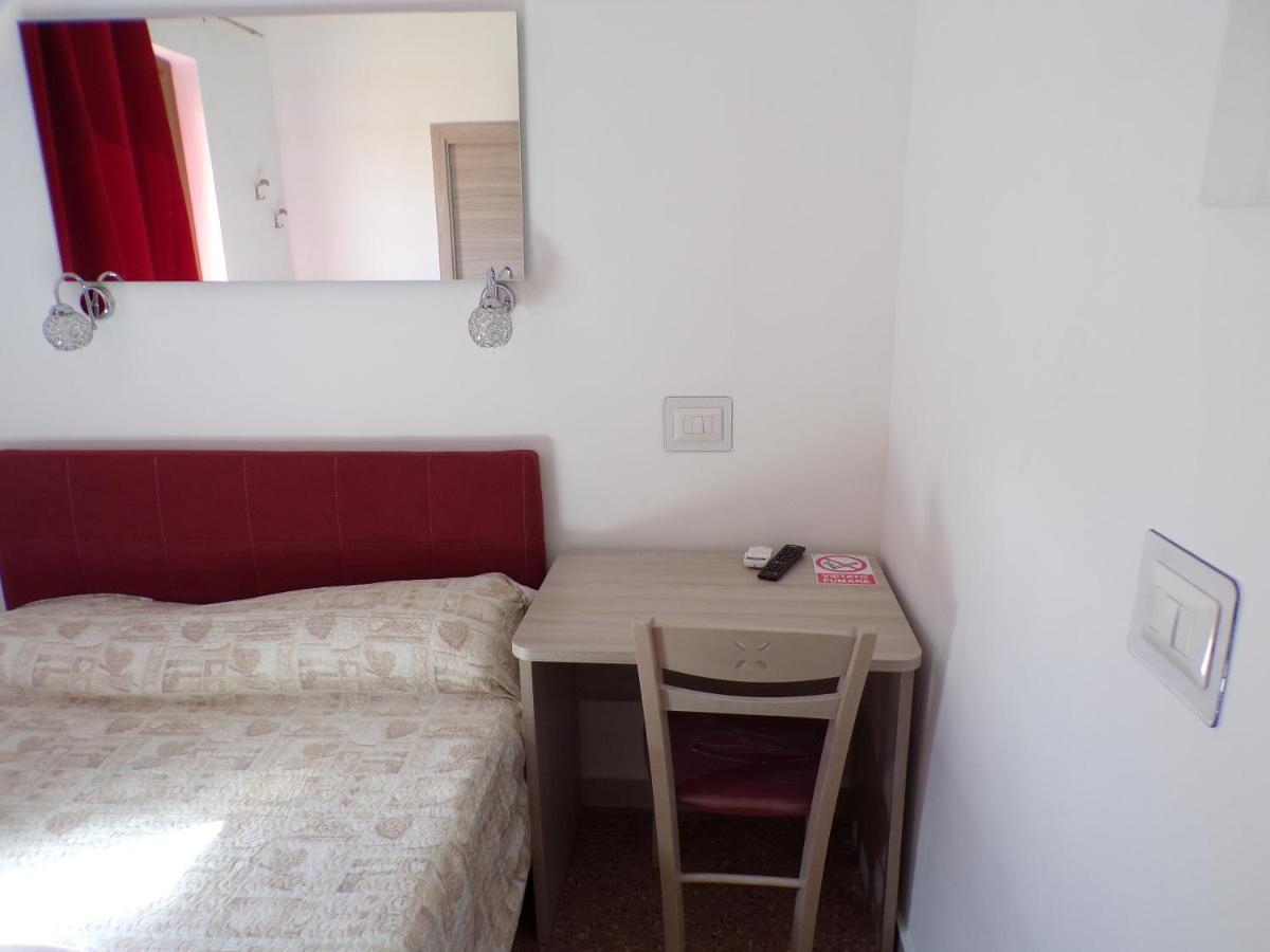 Nuova Aurora Rent Rooms Roccalumera Bagian luar foto