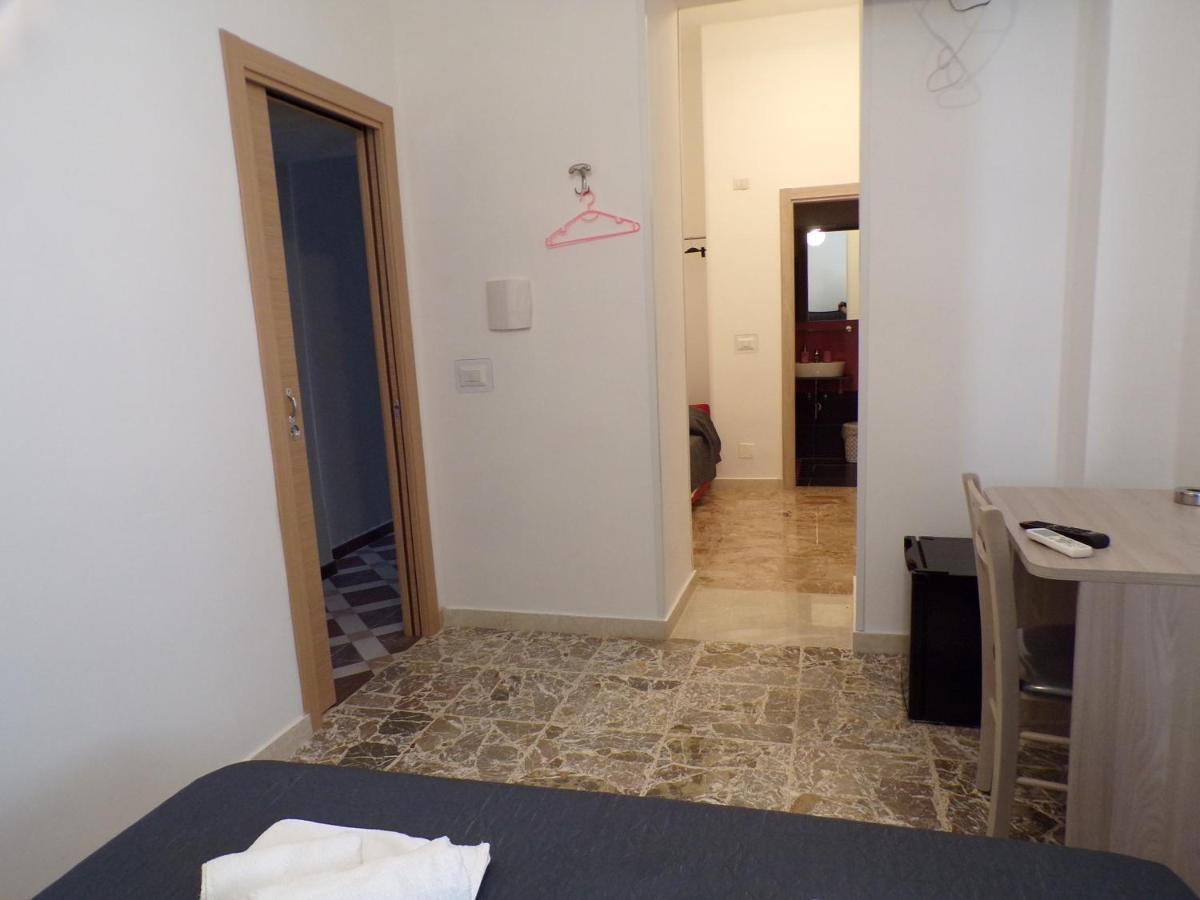 Nuova Aurora Rent Rooms Roccalumera Bagian luar foto