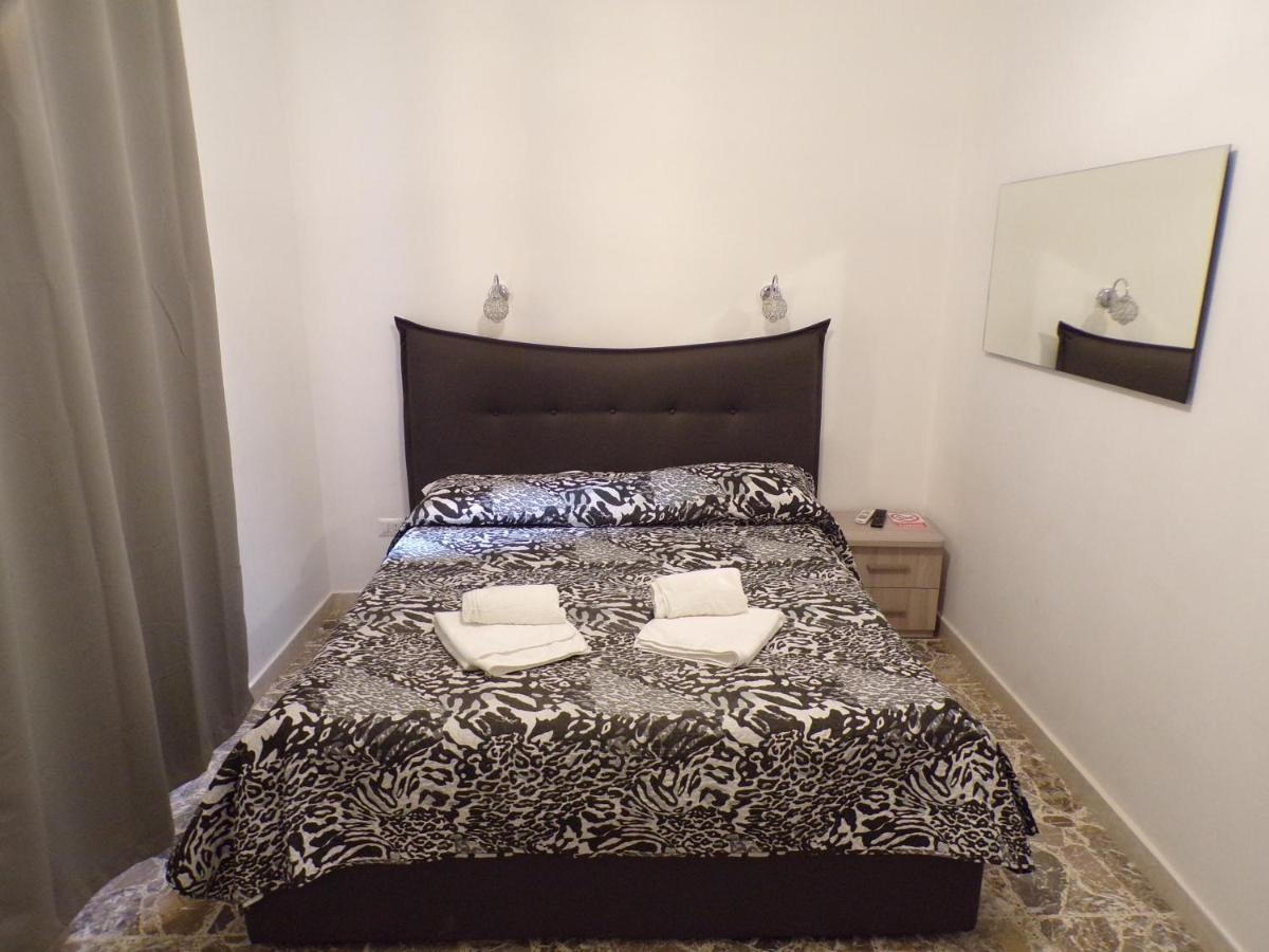 Nuova Aurora Rent Rooms Roccalumera Bagian luar foto