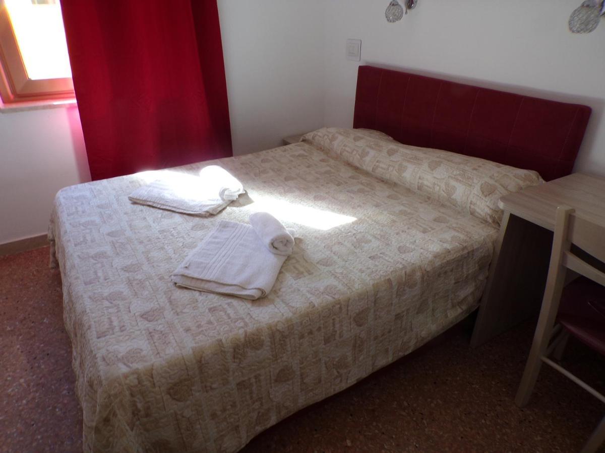 Nuova Aurora Rent Rooms Roccalumera Bagian luar foto